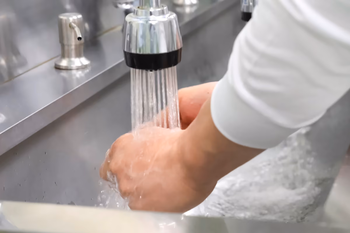 Dagli ingressi agli scarichi: come ripensare il ciclo dell'acqua nelle cucine delle mense