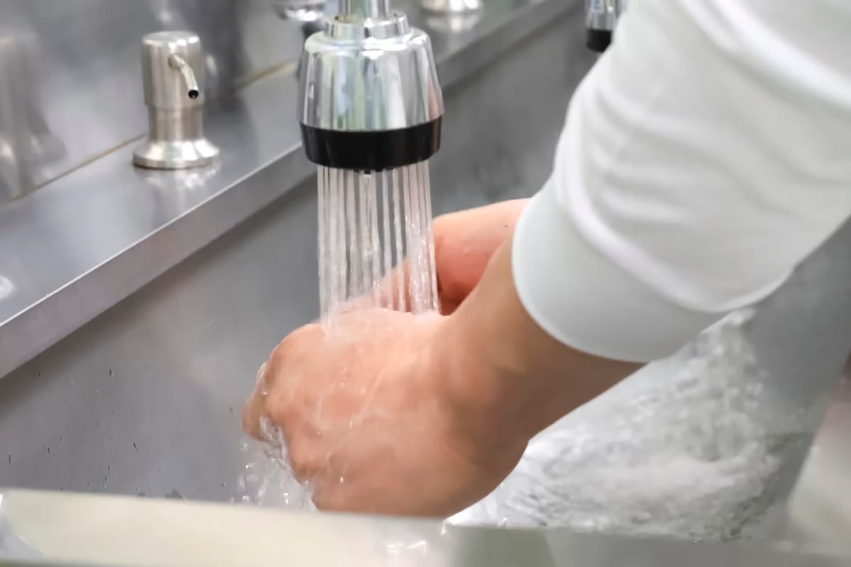 Dagli ingressi agli scarichi: come ripensare il ciclo dell'acqua nelle cucine delle mense