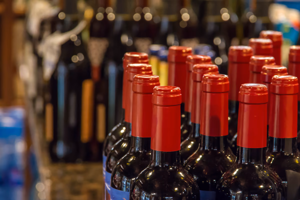 Imbottigliamenti di vino in calo, ma le giacenze continuano a crescere