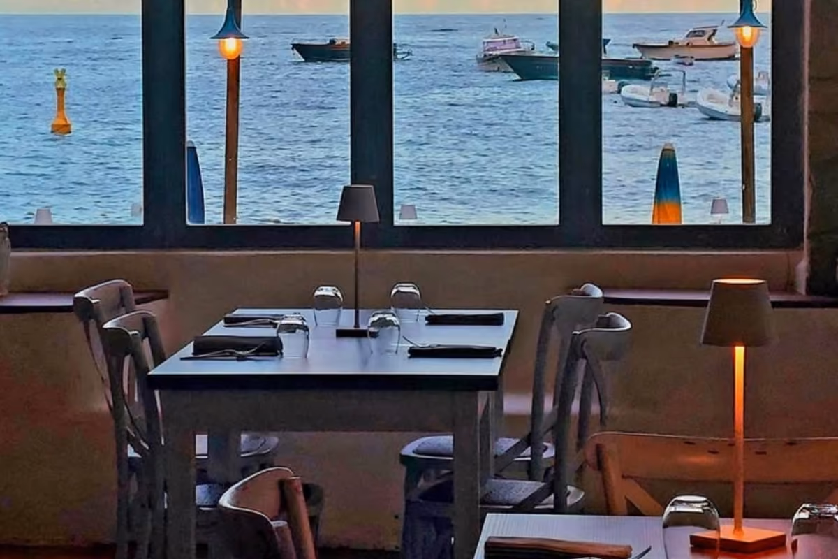La sala, vista mare, del Gala Maris