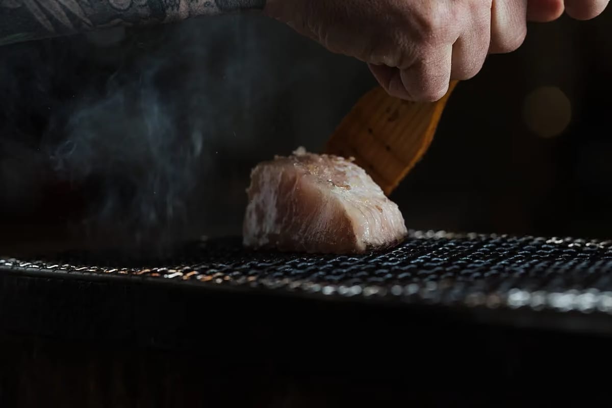 Il ristorante a Marina di Massa dove il pesce va sulla griglia o nel forno a legna
