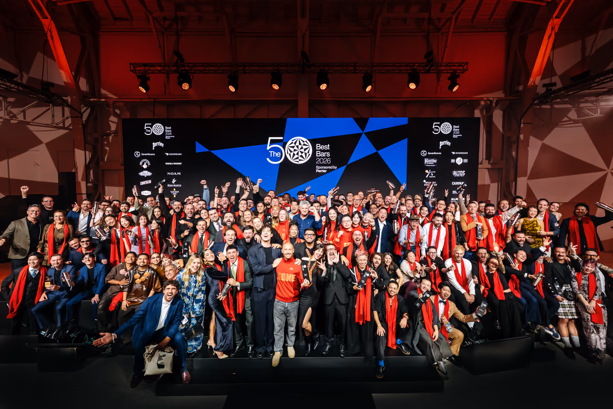 gruppo di persone festeggia sul palco durante la premiazione dei 50 Best Bars 2026