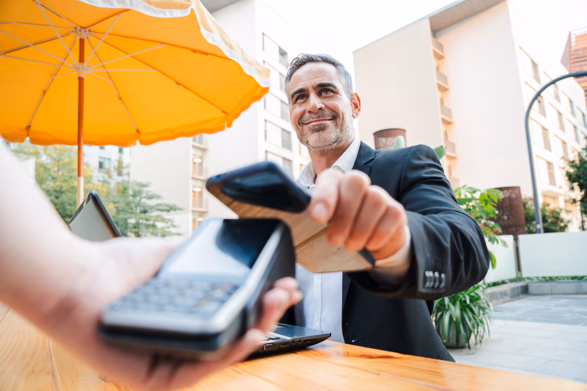 Euro digitale, Bce: «Per i commercianti può dimezzare i costi dei pagamenti»