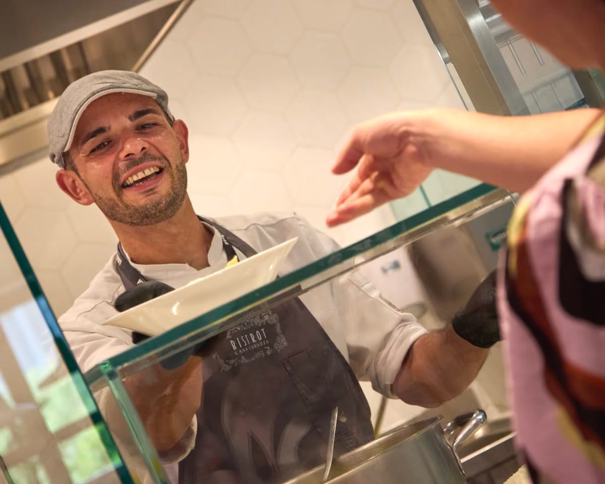 La mensa Lavazza serve 600 pasti al giorno, ma è aperta a tutti come un vero ristorante
