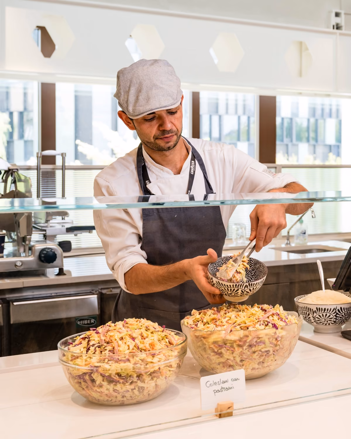 Anche cucina etnica a Bistrot Casa Lavazza, come questa coleshaw di pastrami