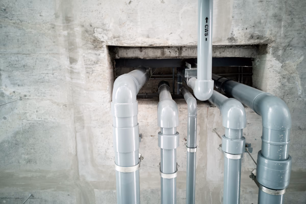 Una volta nel perimetro del locale, la qualità dell’acqua può essere influenzata dall’impianto di distribuzione interno e dalle modalità con cui viene gestito e mantenuto