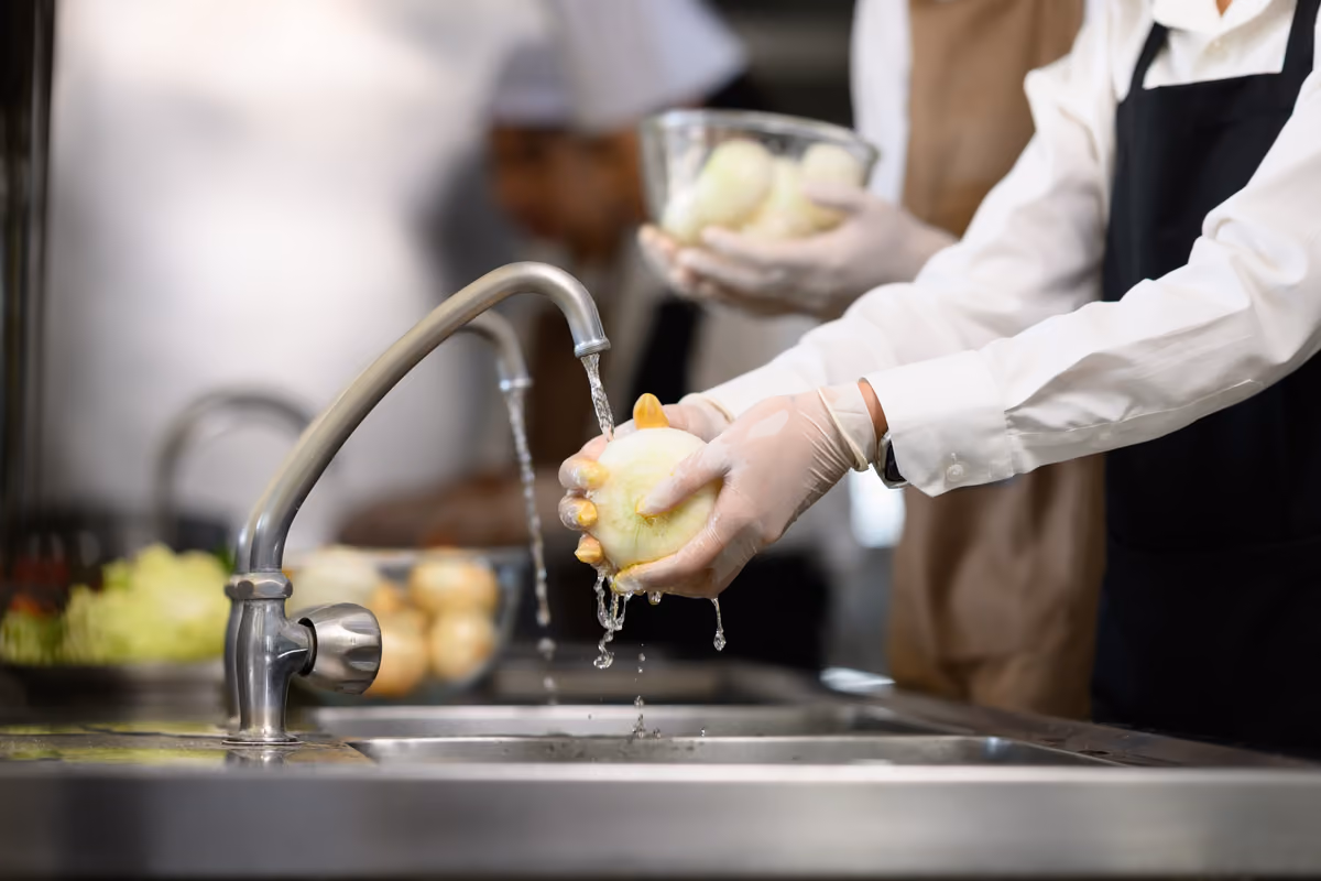 L’acqua di lavaggio deve quindi essere gestita considerando tipologia degli alimenti, tempo di permanenza e modalità di ricambio