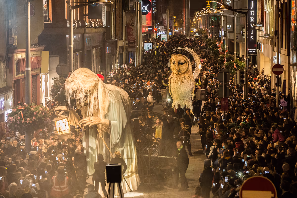 La sfilata delle marionette giganti di Macnas, a Galway