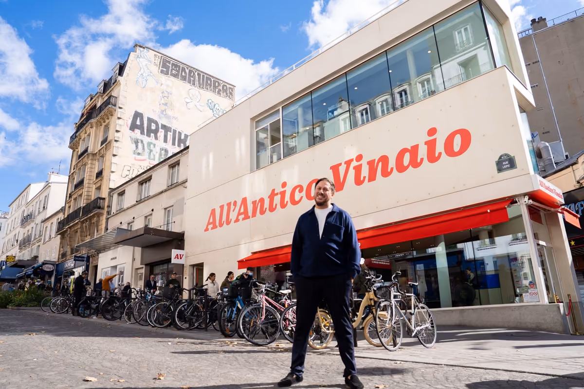 Tommaso Mazzanti davanti al nuovo locale All'Antico Vinaio a Parigi
