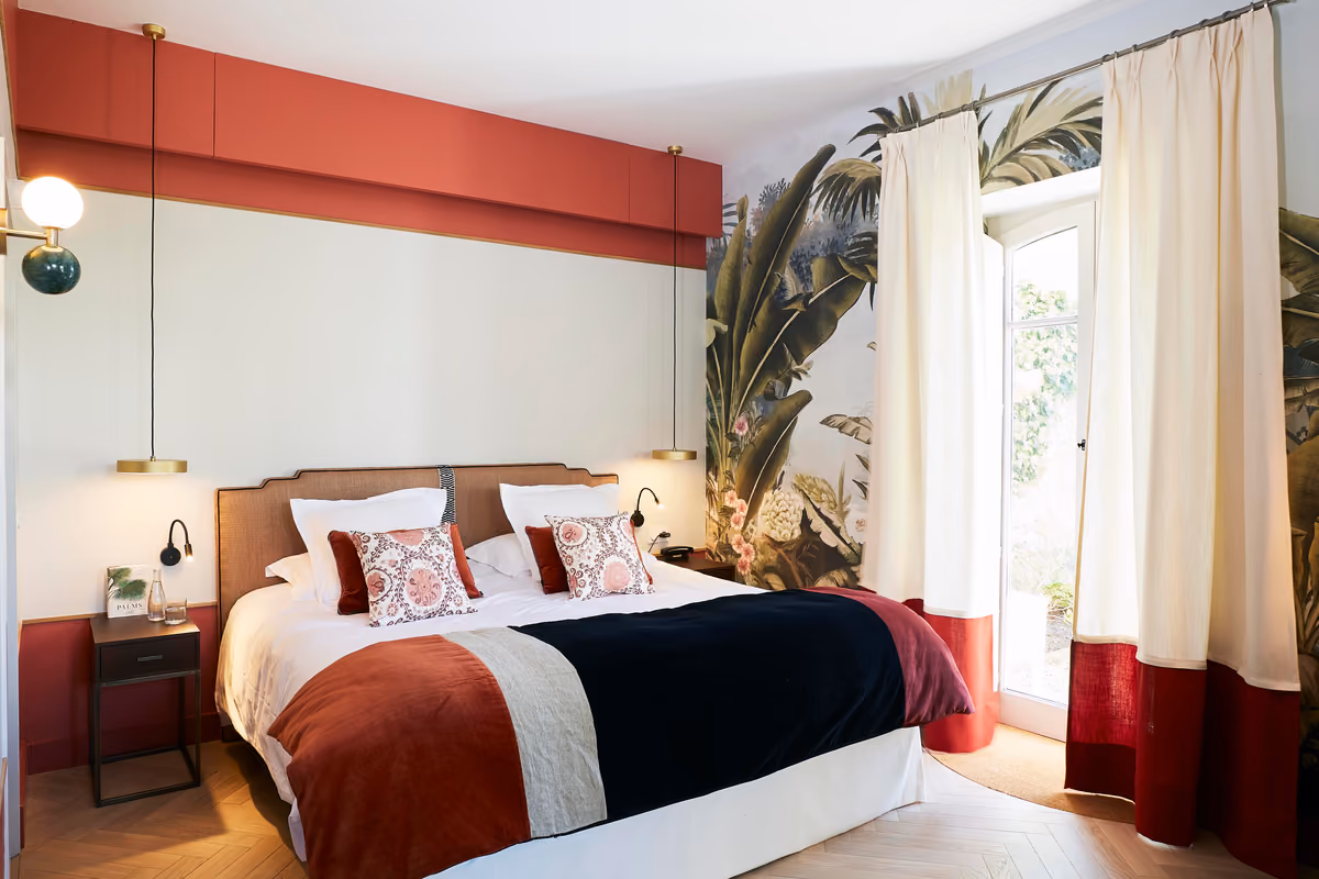 camera da letto in una suite di Biarritz con carta da parati botanica