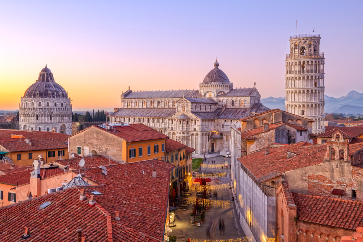 Pisa, Piazza dei Miracoli e tetti rossi al tramonto, con la Torre Pendente