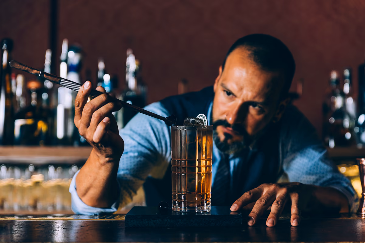 Il prezzo di un cocktail analcolico deve riflettere costo complessivo, complessità della preparazione, lavoro richiesto e posizionamento del locale