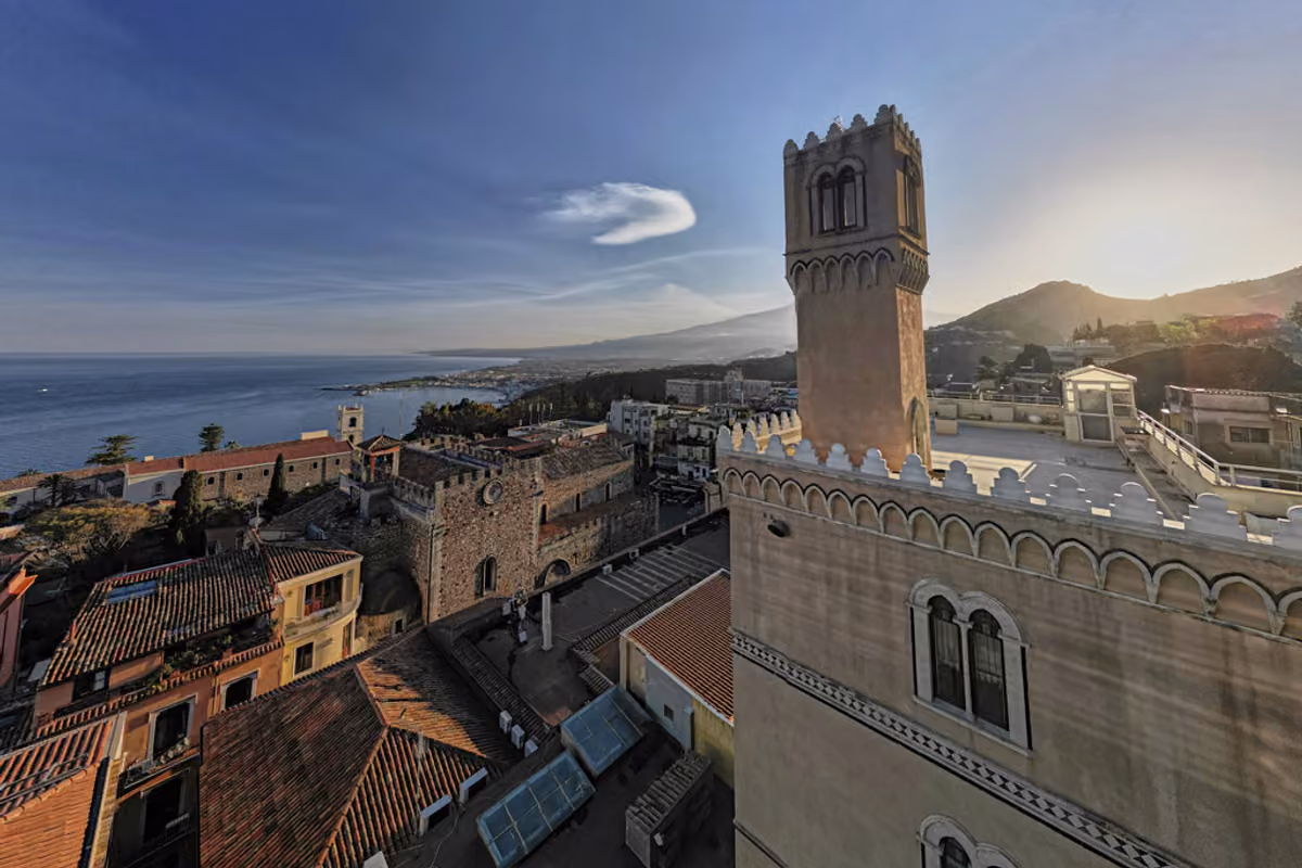 Veduta aerea sul centro della città. Sulla destra il Palazzo Vecchio Taormina