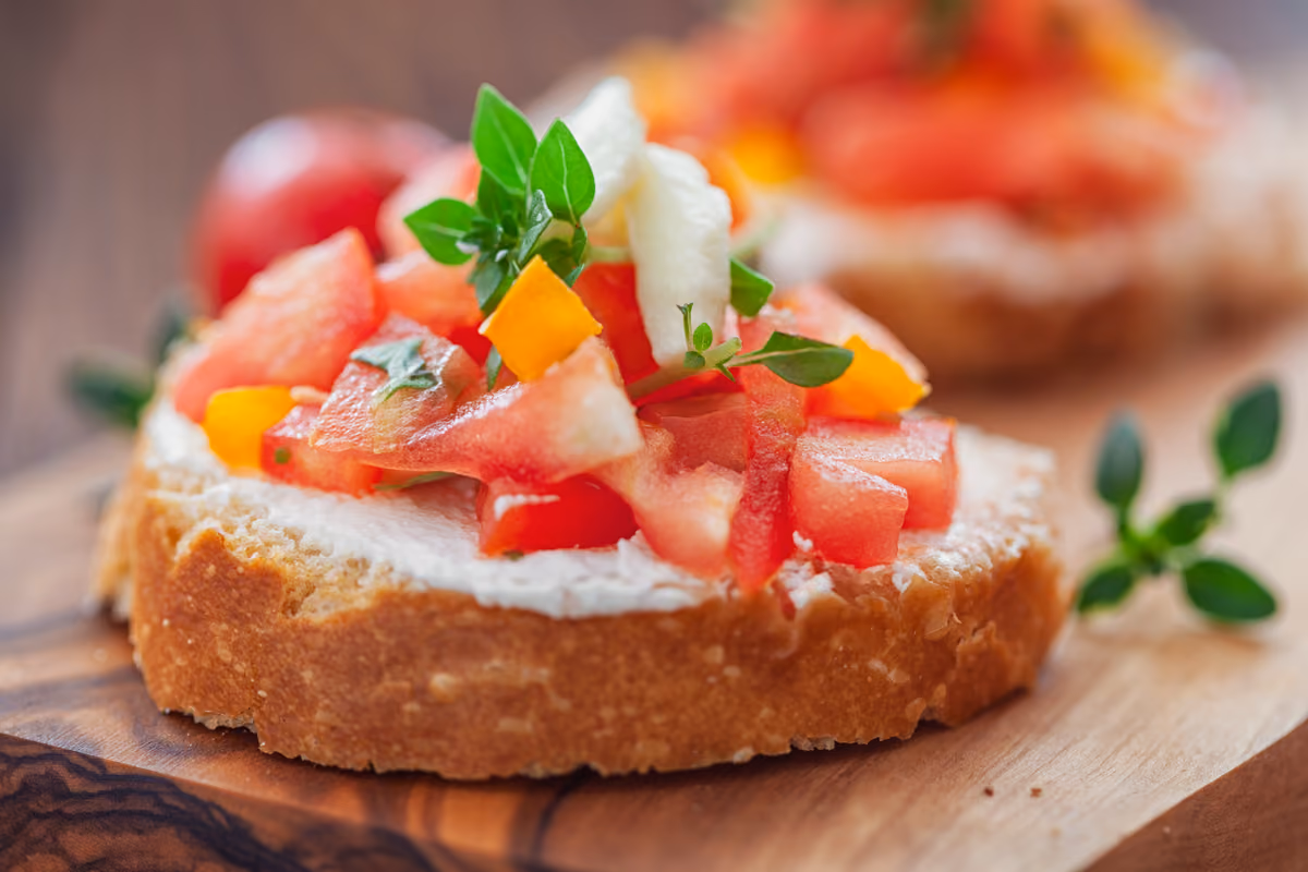 I piccoli assaggi valorizzano la varietà, mentre mangiare senza distrazioni aiuta a riconoscere la sazietà