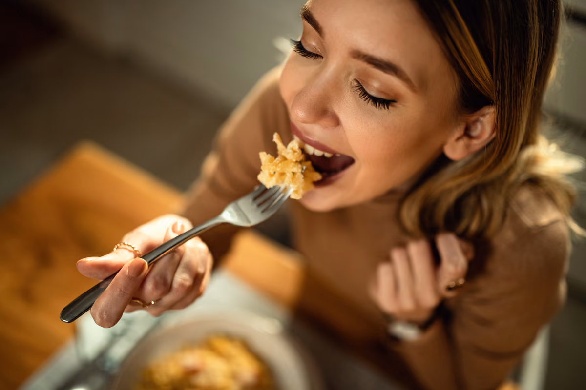Mangiare lentamente può aiutare a controllare le porzioni, ma non necessariamente la fame successiva