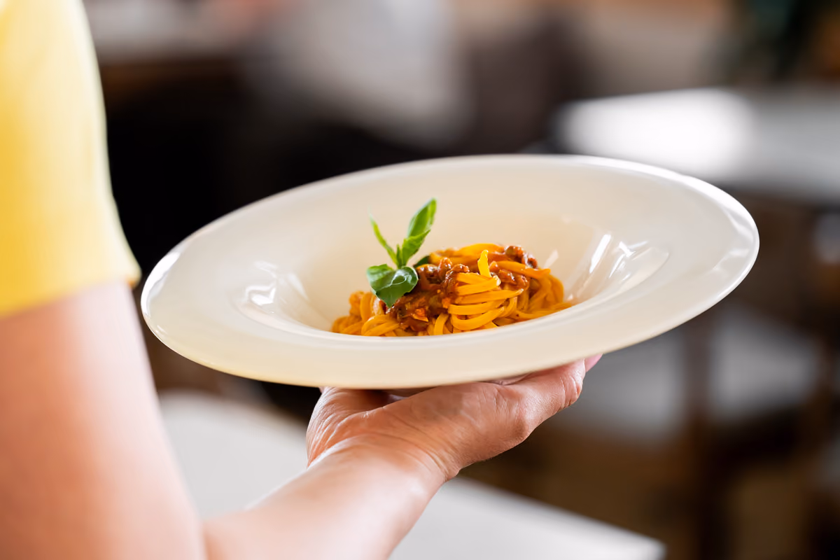 Mangiare lentamente può aiutare a controllare le porzioni, ma non necessariamente la fame successiva