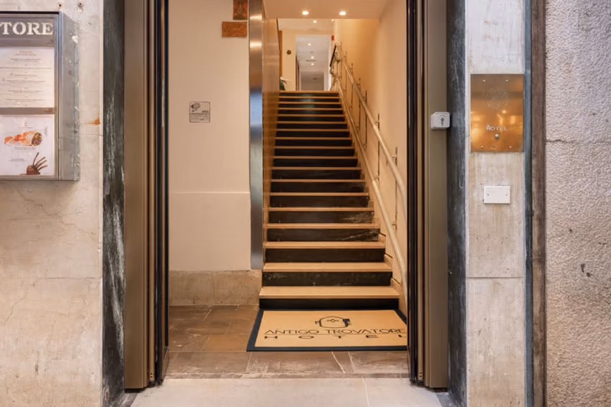 L'ingresso dell'hotel Antigo Trovatore di Venezia