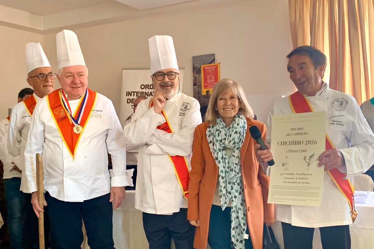 Premio alla carriera per Franco Conti, qui con la moglie, il presidente Barisone e Matteo Scibilia