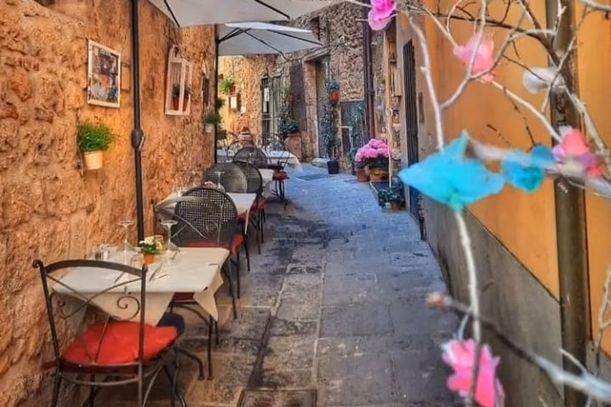 Il vicolo dove ci sono i tavoli estivi de La Tana dei Brilli