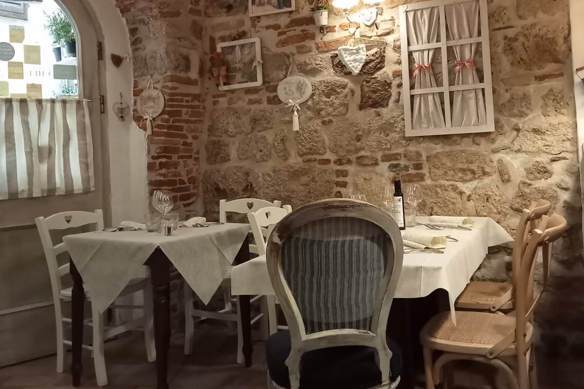 Due dei quattro tavoli all'interno de La Tana dei Brilli