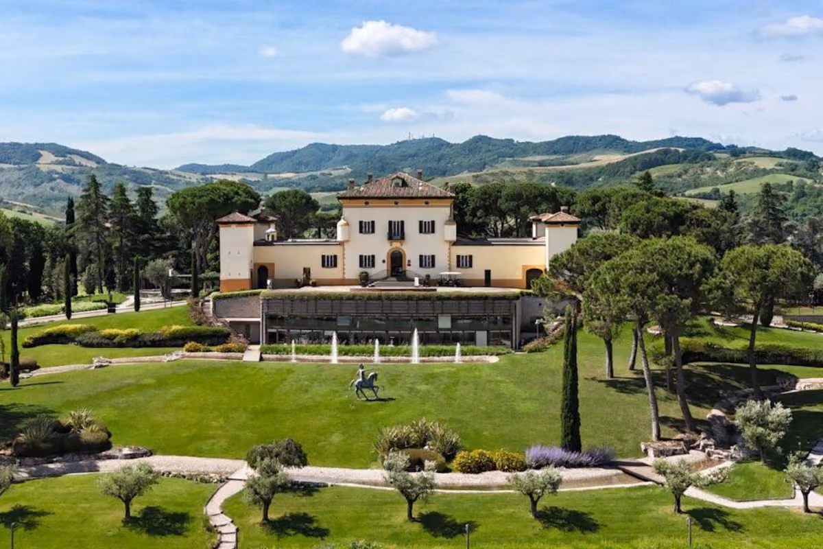 Villa storica immersa nel verde con giardino curato e fontane esterne