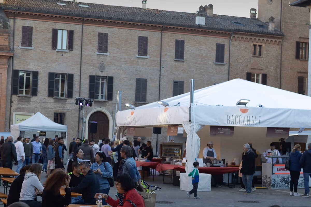 stand gastronomici del Baccanale in una piazza nel centro storico di Imola