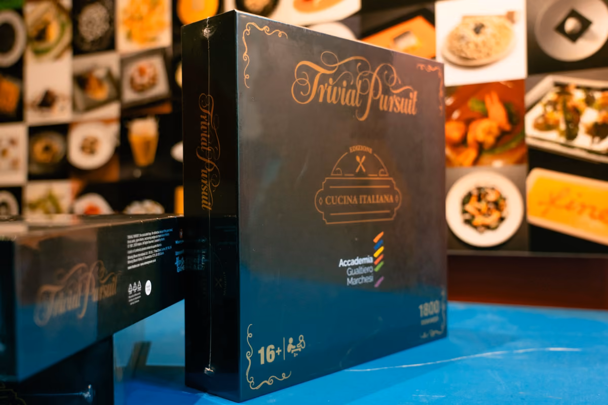 Confezione nera del gioco Trivial Pursuit edizione Cucina Italiana Accademia Gualtiero Marchesi