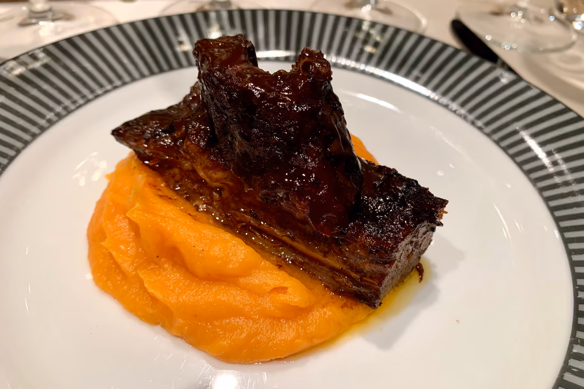 Brisket affumicato al tabacco e crema di patata dolce