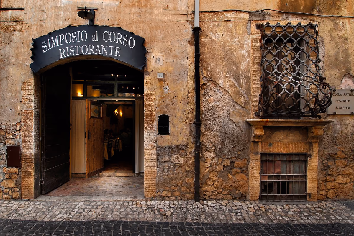 L'entrata del ristorante Simposio al Corso