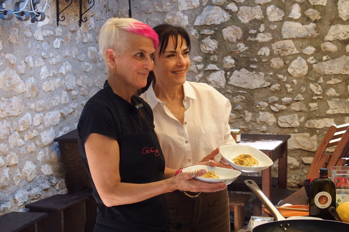 Cristina Bowerman (a sinsitra) con Angela Concu