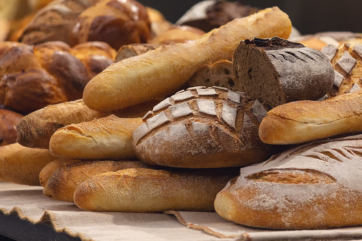 Baguette, ciabatte, panini e pagnotte: nella distribuzione moderna il pane tradizionale convive con un’offerta sempre più diversificata