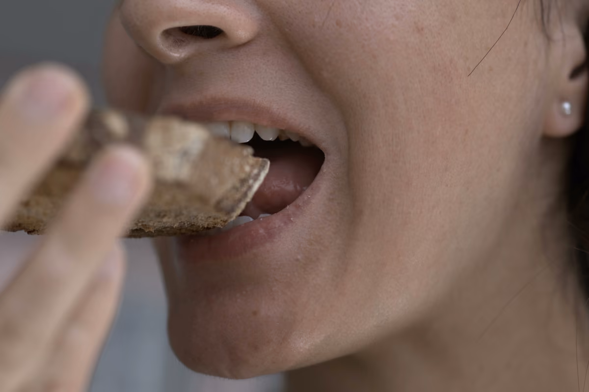 Assaporare un boccone grande di un cibo può alterare la nostra percezione