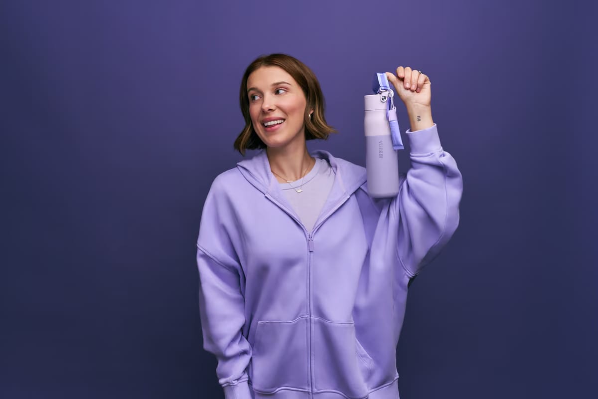 Non solo acqua: Millie Bobby Brown trasforma la borraccia in un accessorio