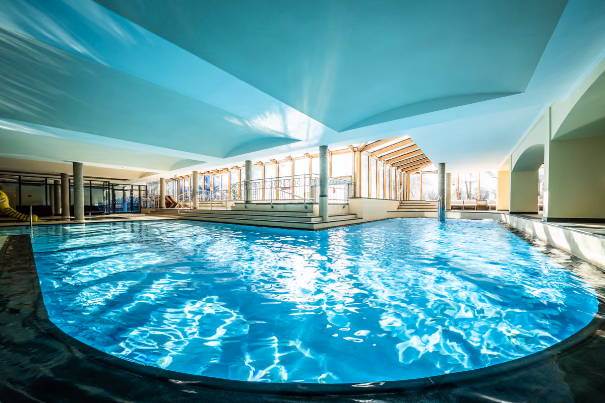 Piscina al coperto, perfetta d'inverno, al Dolomiten Residenz Sporthotel Sillian