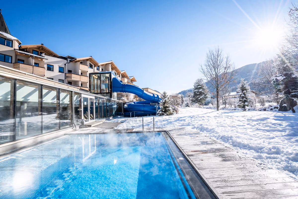 Per i più piccoli, piscina riscaldata all'aperto anche d'inverno con scivoli al Dolomiten Residenz Sporthotel Sillian