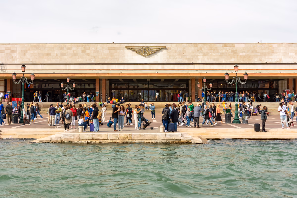 Turisti e viaggiatori davanti alla stazione ferroviaria di Santa Lucia a Venezia