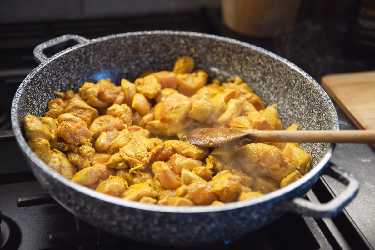 Il pollo al curry, introdotto in alcune mense scolastiche nel pordenonese, sulla base di requisiti nutrizionali che incentivano il consumo di carne bianca rispetto a quella suina