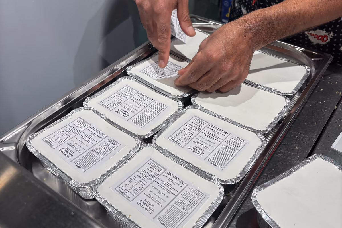 Dagli alimenti invenduti ai pasti pronti: come funziona il Frigorifero Solidale