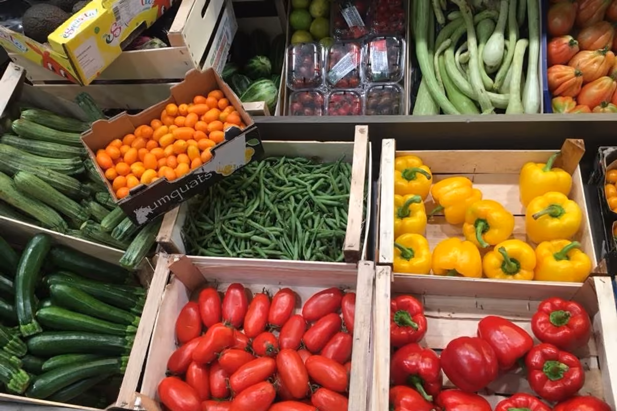 Frutta, prodotti ricercati e dolci: la bottega di Vimercate che sfida i supermercati