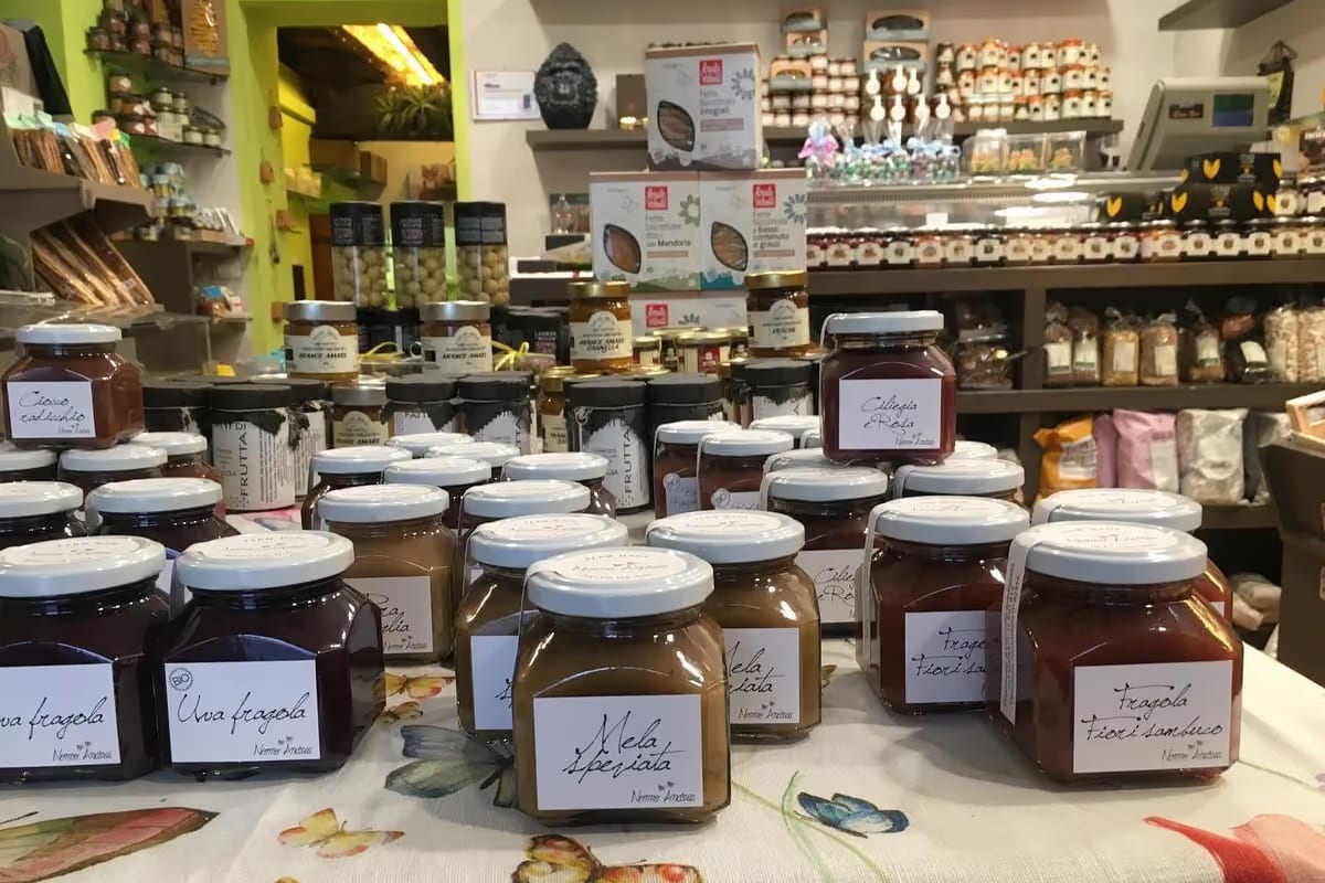 Frutta, prodotti ricercati e dolci: la bottega di Vimercate che sfida i supermercati