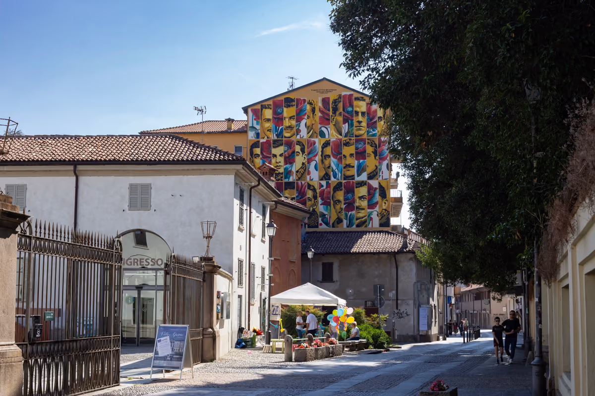 Frutta, prodotti ricercati e dolci: la bottega di Vimercate che sfida i supermercati