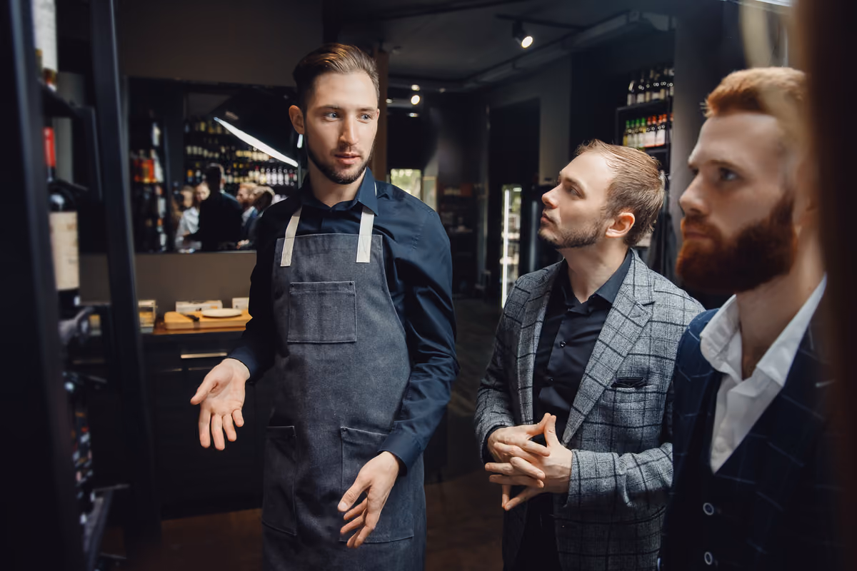 La formazione del personale di sala e un linguaggio informale e immediato sono fondamentali per intercettare i clienti più giovani e guidarli nella scelta del vino al ristorante