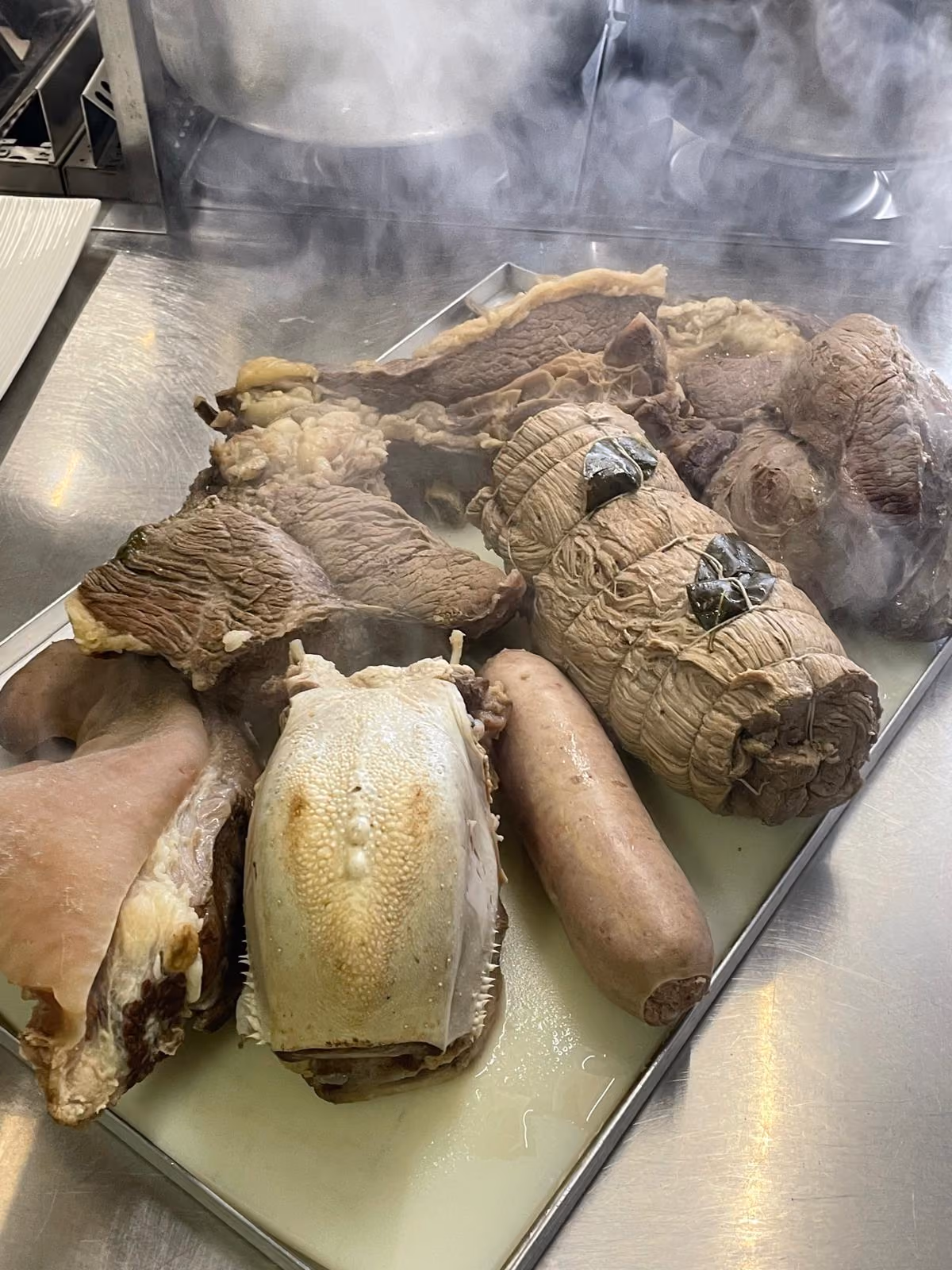 Il Gran Bollito Misto di Cà Mariuccia: i sette tagli classici (tenerone, scaramella, muscolo, testina, lingua, cotechino, gallina) appena tolti dal brodo fumante