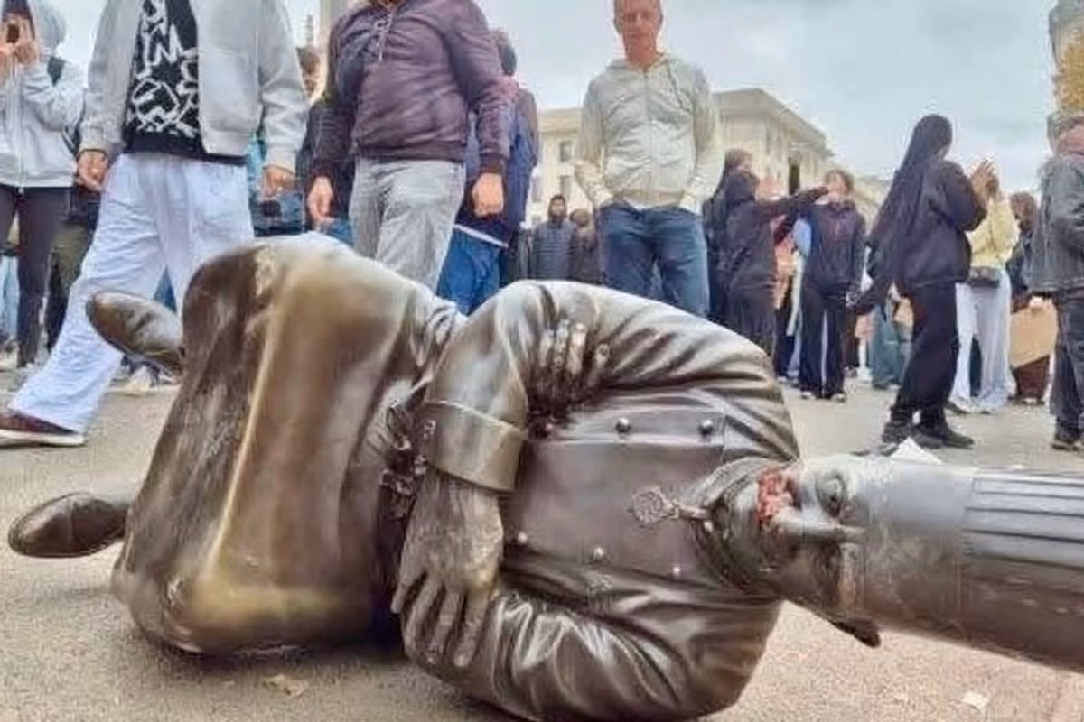 Un'altra immagine della statua di Paul Bocuse vandalizzata a Lione