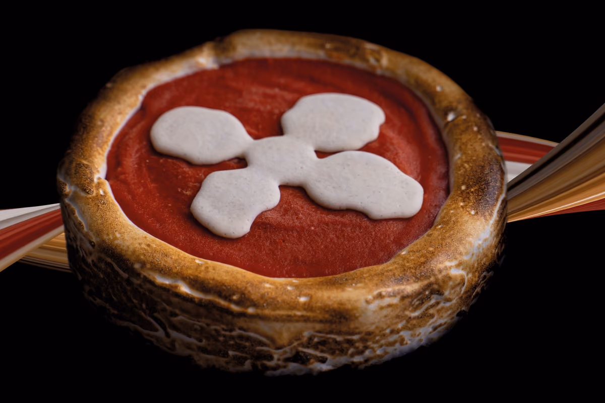 Cheesecake vegetale tonda con guarnizione bianca a croce su fondo scuro