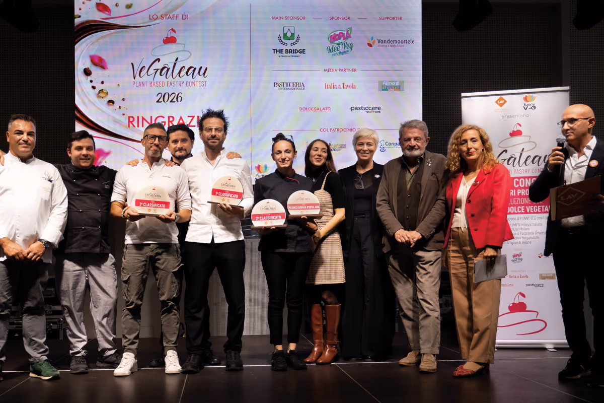 Sembra una pizza, ma è una cheesecake vegetale: Miscake vince Vegâteau 2026