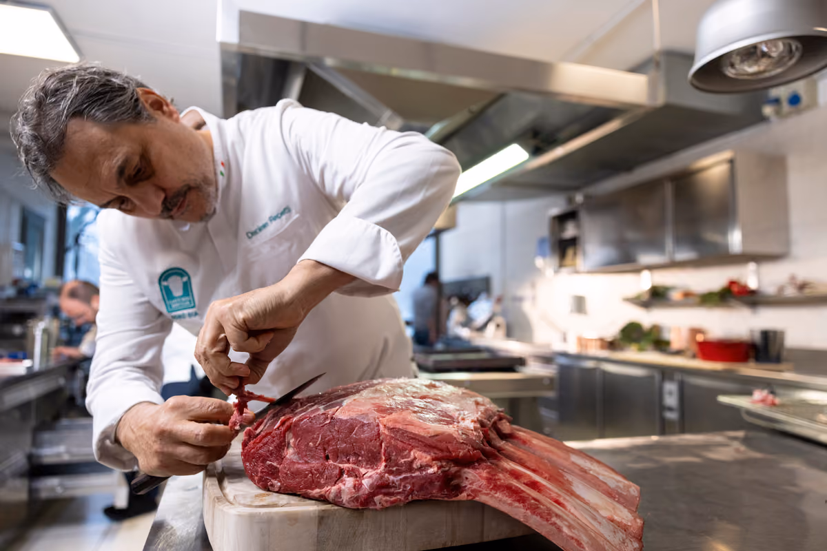 Chef Daniele Repetti mentre tratta la carne di manzo irlandese
