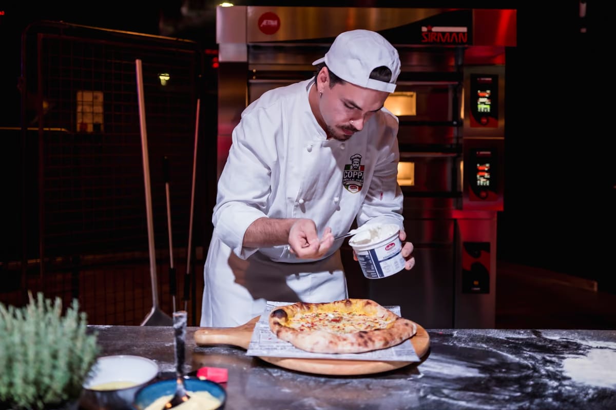 La pizza di Giorgio Sechi conquista la giuria: sua la “Coppa delle pizze 2026”