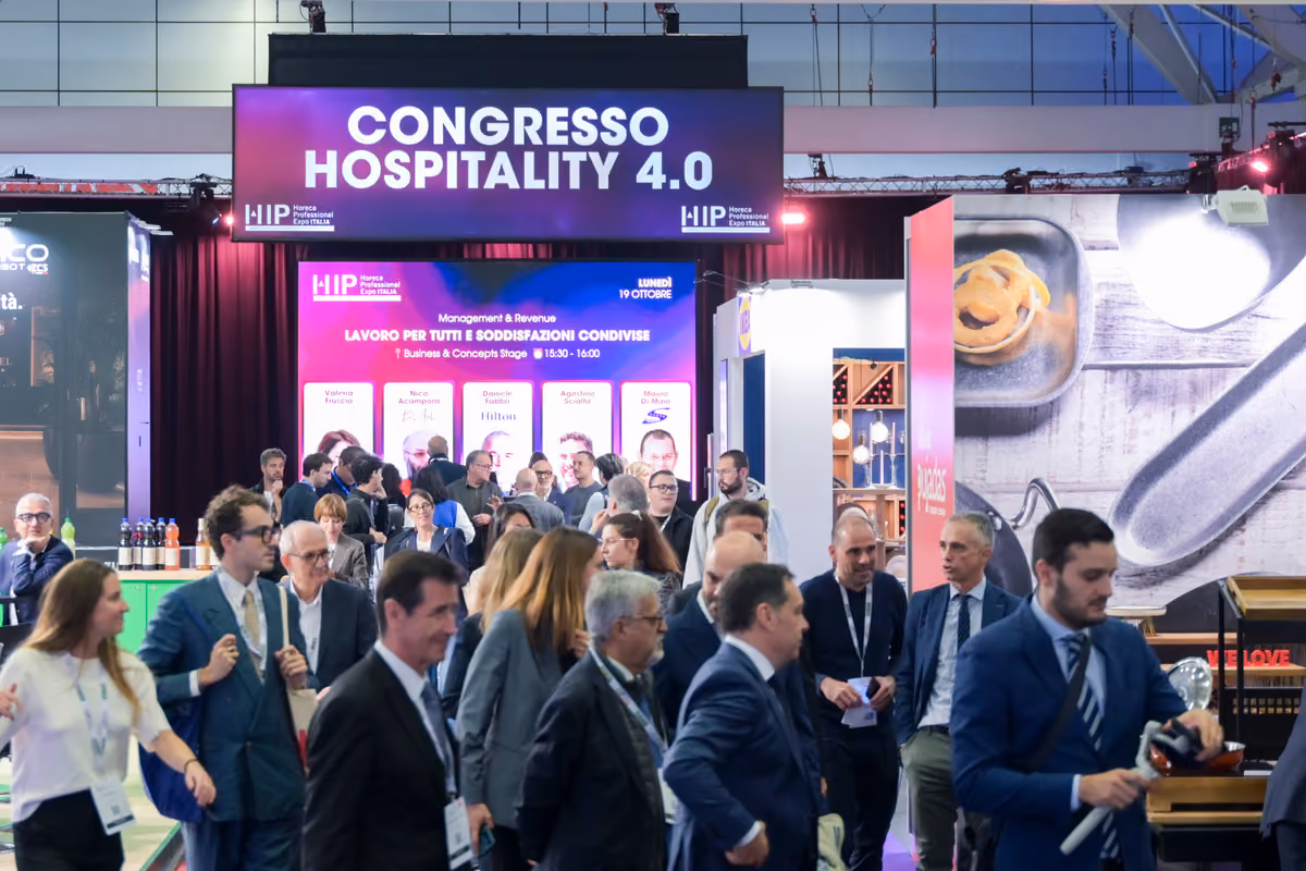 affollata sala conferenze al congresso hospitality 4.0 durante fiera horeca professionisti