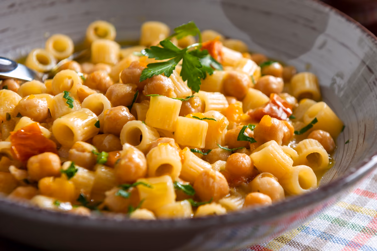 Pasta e ceci in zuppa servita in una ciotola di ceramica
